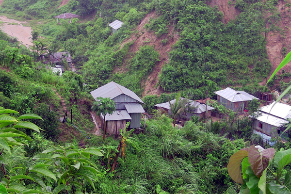 টানা বৃষ্টিতে পাহাড় ধসের আশঙ্কা