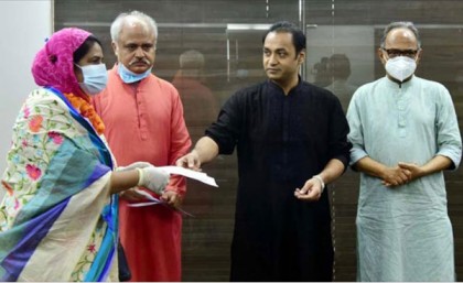 বসুন্ধরা গ্রুপের অনুদান পেল করোনায় মৃত ৩ সাংবাদিক পরিবার