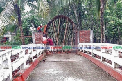 সরকা‌রি সেতু‌তে পাকা গেট নির্মাণ আওয়ামী লীগ নেতার