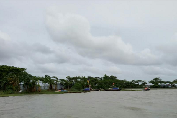 প্রকৃতির সাথে যুদ্ধ করে বেঁচে আছে বিচ্ছিন্ন দ্বীপ চর বাংলার মানুষ    