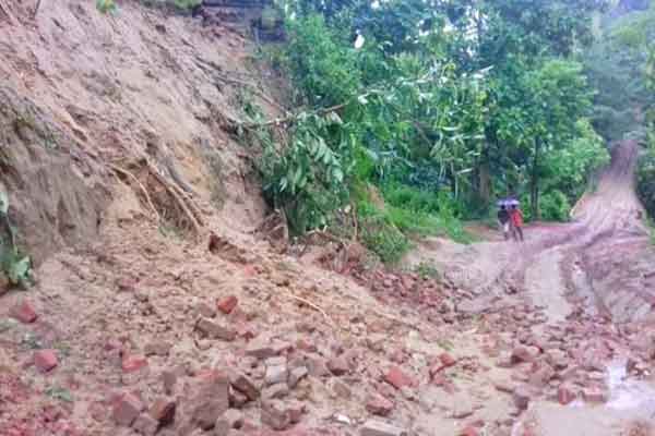 রাঙামাটির বাঘাইছড়িতে পাহাড় ধস, সড়ক বন্ধ 