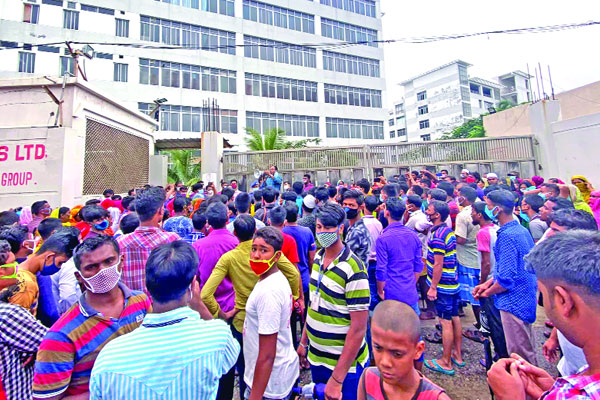 বকেয়া বেতন দাবিতে পোশাক শ্রমিকদের বিক্ষোভ