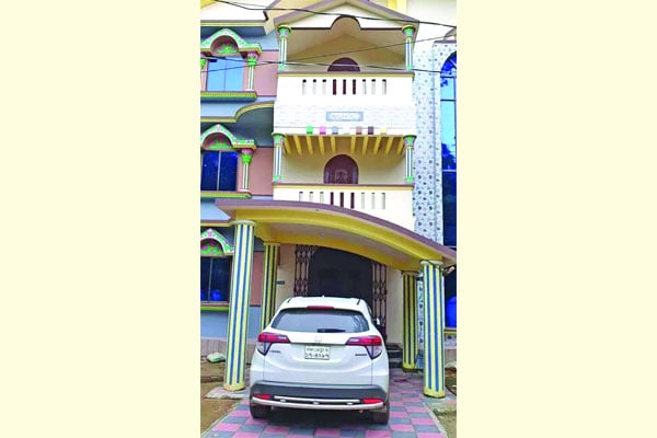কে এই আজম খান