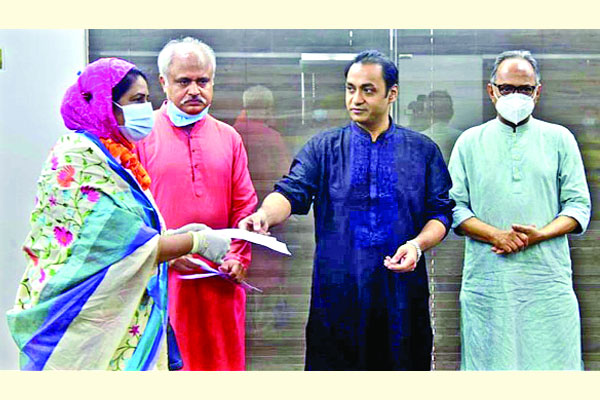 করোনাকালে মৃত তিন সাংবাদিক পরিবারের পাশে বসুন্ধরা গ্রুপ