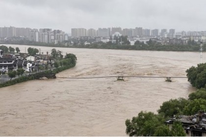 চীনে ভয়াবহ বন্যা, বাঁধের ওপর নির্ঘুম রাত কাটাচ্ছে লাখ লাখ মানুষ