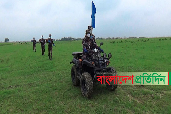 চাঁপাইনবাবগঞ্জ সীমান্তে চোরাচালান রোধে এটিভি নিয়ে টহল