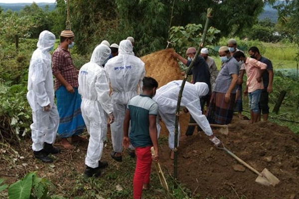 সিলেটে করোনায় মৃতের লাশ দাফন করল পুলিশ