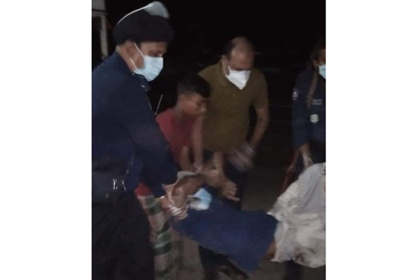 করোনা সন্দেহে বৃদ্ধ বাবাকে রাস্তায় ফেলে গেল ছেলে!