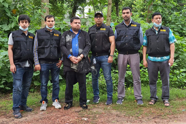 বোরকা পরা অবস্থায় গ্রেফতার করা হয় সাহেদকে