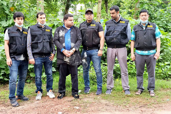 নৌকায় করে ভারতে পালাচ্ছিলেন সাহেদ