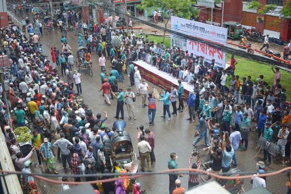কলেজের নাম পরিবর্তন নিয়ে উত্তপ্ত বরিশালের রাজপথ, সদর রোডে অচলাবস্থা-দুর্ভোগ