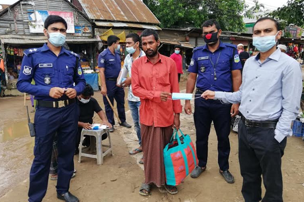 সামাজিক দূরত্ব না মানায় হালুয়াঘাটে ১৪ জনকে জরিমানা 