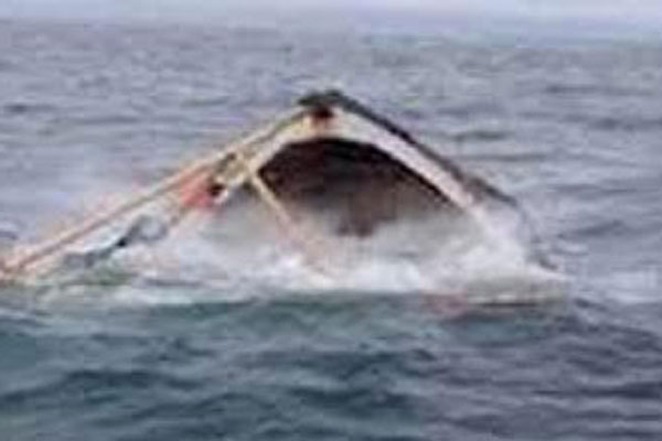 হাতিয়ায় নৌকা ডুবে ৩ জনের মৃত্যু, ১১ জন জীবিত উদ্ধার