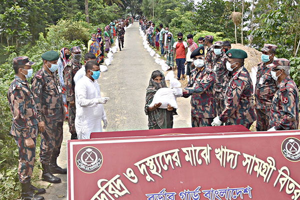 দিনাজপুরে সীমান্তবর্তী এলাকায় দুঃস্থদের মাঝে খাদ্যসামগ্রী বিতরণ