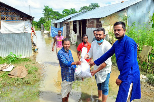 বিশ্বনাথে পানিবন্দী গুচ্ছগ্রামে শুকনো খাবার বিতরণ