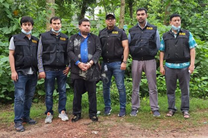 বোরকা পরা অবস্থায় গ্রেফতার করা হয় সাহেদকে