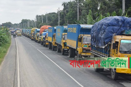 প্রবল স্রোতে ফেরি চলাচল ব্যাহত, দৌলতদিয়ায় যানবাহনের দীর্ঘ সারি