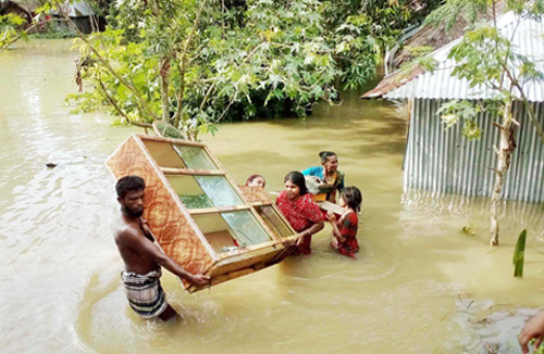 মান্দায় বন্যা নিয়ন্ত্রণ বাঁধের ৪ স্থান ভেঙে বিস্তীর্ণ এলাকা প্লাবিত
