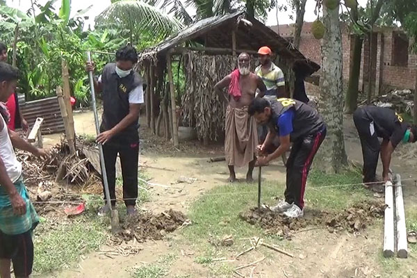 ঝিনাইদহে ঘূর্ণিঝড়ে ক্ষতিগ্রস্ত বৃদ্ধার ঘর নির্মাণ করে দিল র‌্যাব