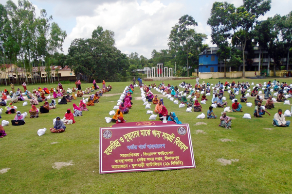 দিনাজপুরে বিজিবির ত্রাণ সামগ্রী বিতরণ
