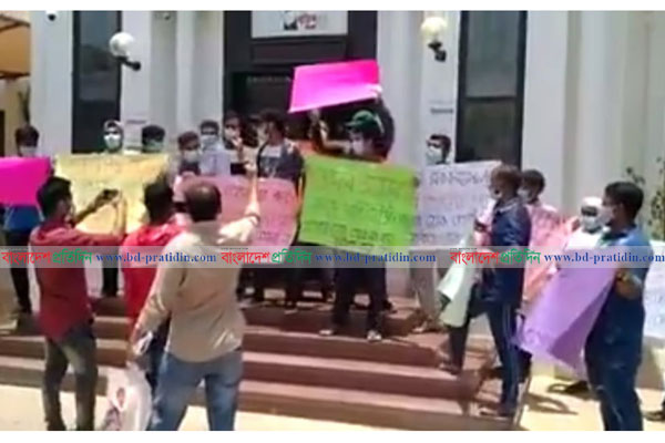 আউটপাসের দাবিতে ওমানের বাংলাদেশ দূতাবাস মাস্কাটে প্রবাসীদের বিক্ষোভ