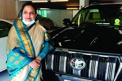 বিলাসবহুল গাড়ি কিনে ফের আলোচনায় এমপি বুবলি 