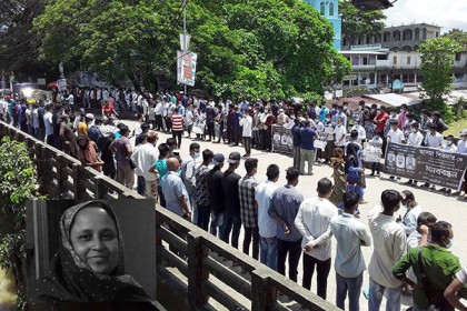শিক্ষিকার আত্মহত্যা, প্ররোচনাকারীদের গ্রেফতারের দাবিতে মানববন্ধন
