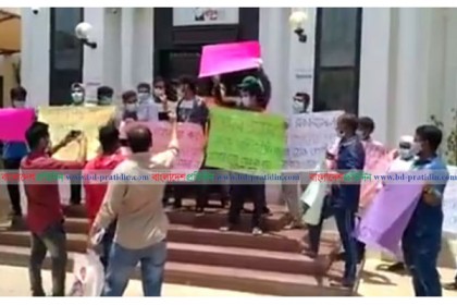 আউটপাসের দাবিতে ওমানের বাংলাদেশ দূতাবাস মাস্কাটে প্রবাসীদের বিক্ষোভ