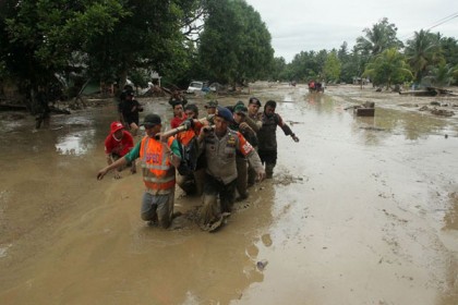 ইন্দোনেশিয়ায় ভয়াবহ বন্যা, ৩০ জনের মৃত্যু