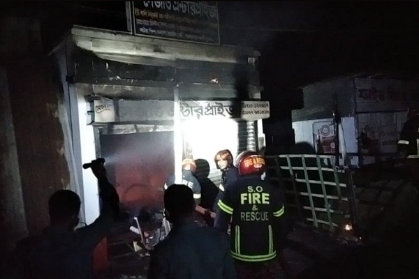 
খুলনায় ২ পক্ষের সংঘর্ষে মৃতের সংখ্যা বেড়ে ৪, এলাকা জুড়ে আতঙ্ক