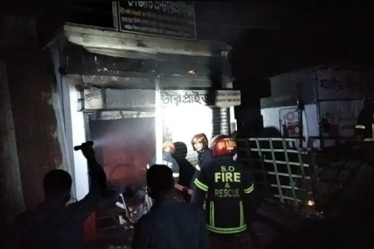 
খুলনায় ২ পক্ষের সংঘর্ষে মৃতের সংখ্যা বেড়ে ৪, এলাকা জুড়ে আতঙ্ক
