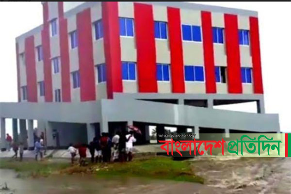 নদী গর্ভে নব-নির্মিত সাইক্লোন সেন্টার