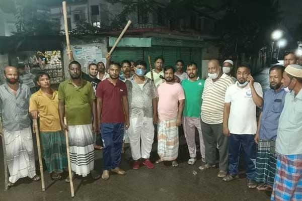 শহরতলীতে রাত জেগে চোর-ছিনতাইকারী পাহারা