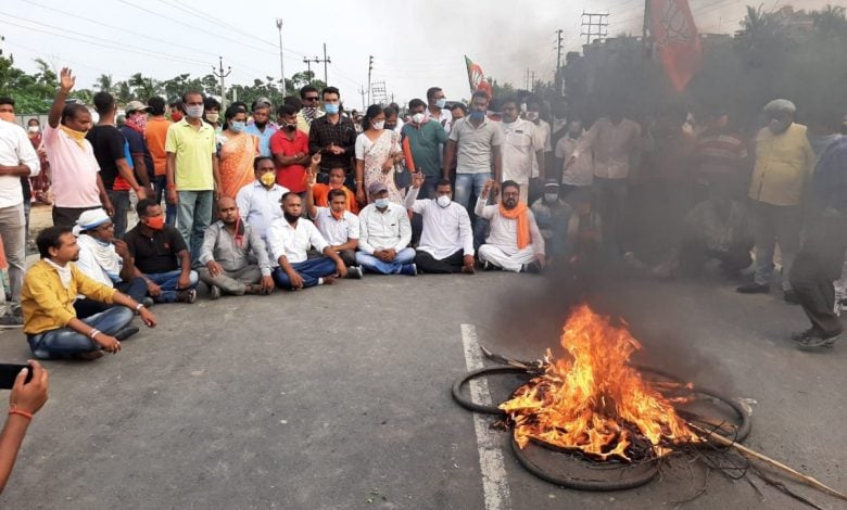 লকডাউন ভেঙে মিছিল বিজেপির, বোমা বিস্ফোরণ