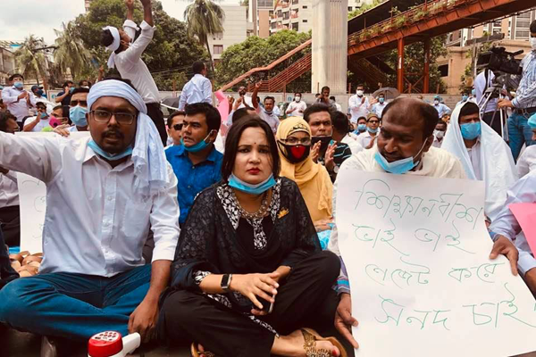 সনদের দাবিতে শিক্ষানবিশ আইনজীবীদের সমাবেশ