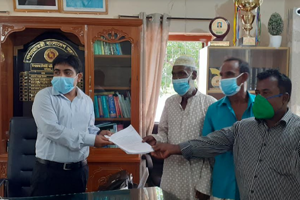 ২৫০০ টাকা পাইয়ে দিতে ৫০০ টাকা করে আদায়ের অভিযোগ