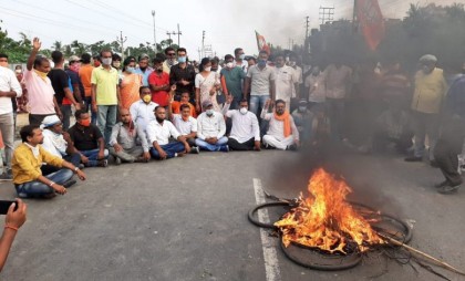 লকডাউন ভেঙে মিছিল বিজেপির, বোমা বিস্ফোরণ