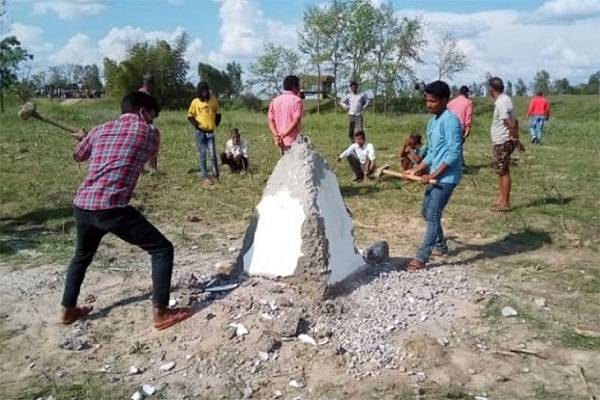ভারতের এলাকা নিজেদের দাবি করে সীমানা পিলার গুঁড়িয়ে দিল নেপাল 