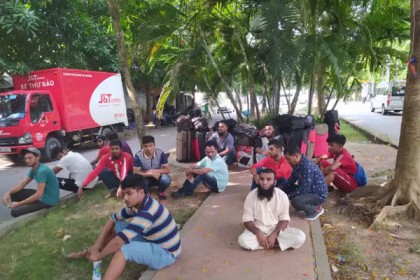 প্রতিকার চাইতে ভিয়েতনামের দূতাবাসের 
সামনে আরও ৩৫ বাংলাদেশি