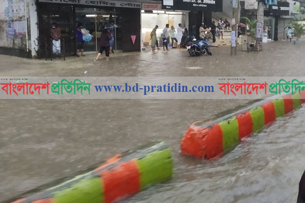 নারায়ণগঞ্জে মুষলধারে বৃষ্টিতে জলাবদ্ধতা, ভোগান্তি চরমে