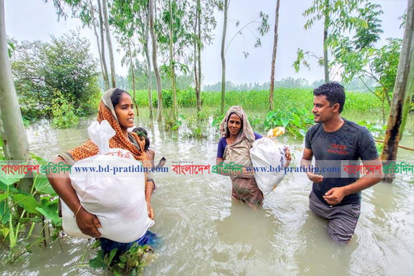 ফেসবুকের মাধ্যমে অর্থ সংগ্রহ করে বন্যা দুর্গতদের খাদ্য সহায়তা