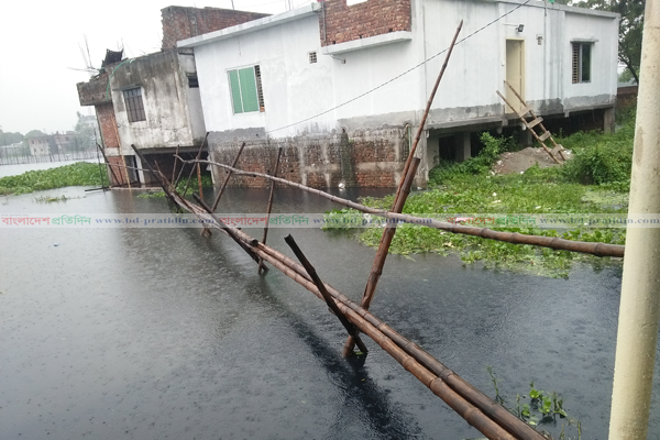 টঙ্গীতে বন্যার পানিতে তলিয়ে গেছে বাড়িঘর-রাস্তা