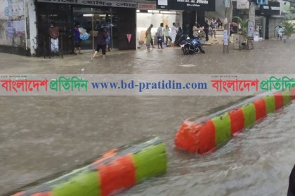 নারায়ণগঞ্জে মুষলধারে বৃষ্টিতে জলাবদ্ধতা, ভোগান্তি চরমে