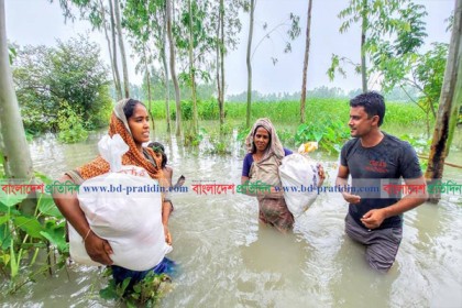 ফেসবুকের মাধ্যমে অর্থ সংগ্রহ করে বন্যা দুর্গতদের খাদ্য সহায়তা