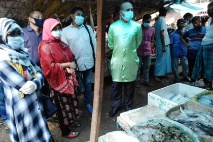 চট্টগ্রামে জেলি মিশ্রিত এক মণ চিংড়ি জব্দ

