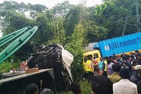 কক্সবাজারে কাভার্ডভ্যান-লেগুনা সংঘর্ষে নিহত ৬