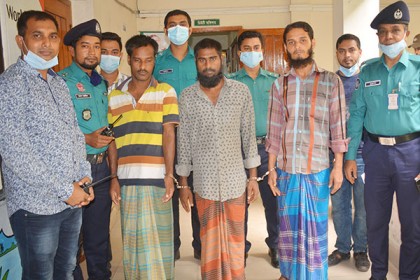 বরিশালে দেশীয় অস্ত্রসহ ৩ ডাকাত আটক