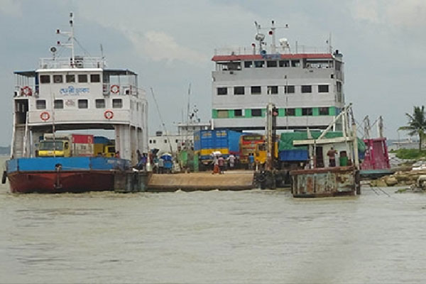 কাঠালবাড়ি-শিমুলিয়া নৌরুটে ফেরি চলাচল ব্যাহত, দুই পাড়ে যানবাহনের দীর্ঘ সারি