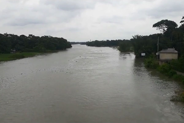 শরীয়তপুর-ঢাকা আঞ্চলিক মহাসড়কে পানি উঠায় দুর্ভোগ