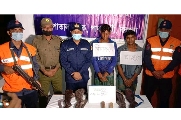 পাথরঘাটায় দেশীয় অস্ত্রসহ দুই জলদস্যু আটক